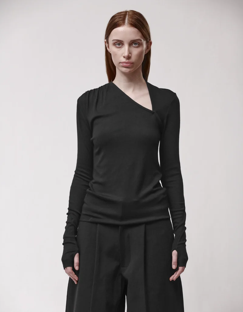 Longsleeve mit asymmetrischem Ausschnitt