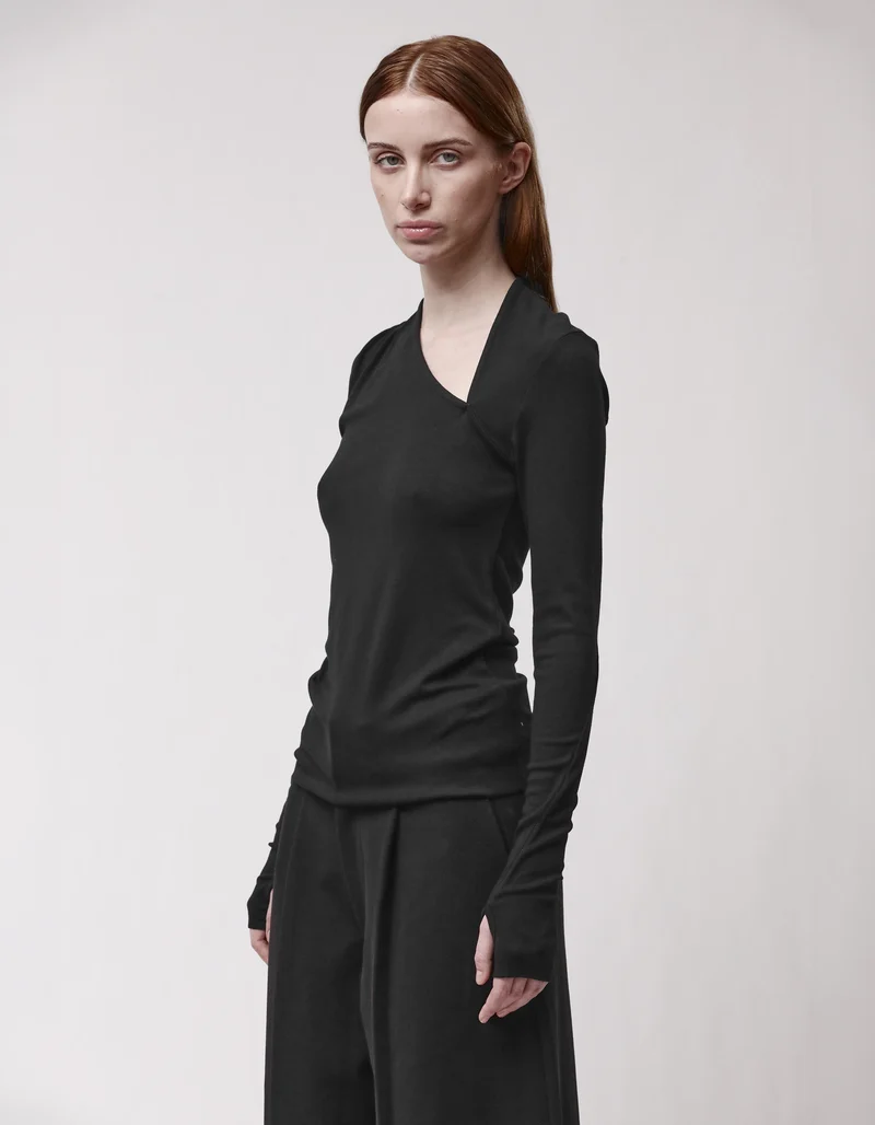 Longsleeve mit asymmetrischem Ausschnitt