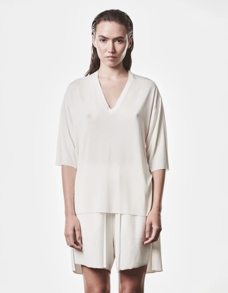 V-Neck T-Shirt Relaxed mit Seidenanteil