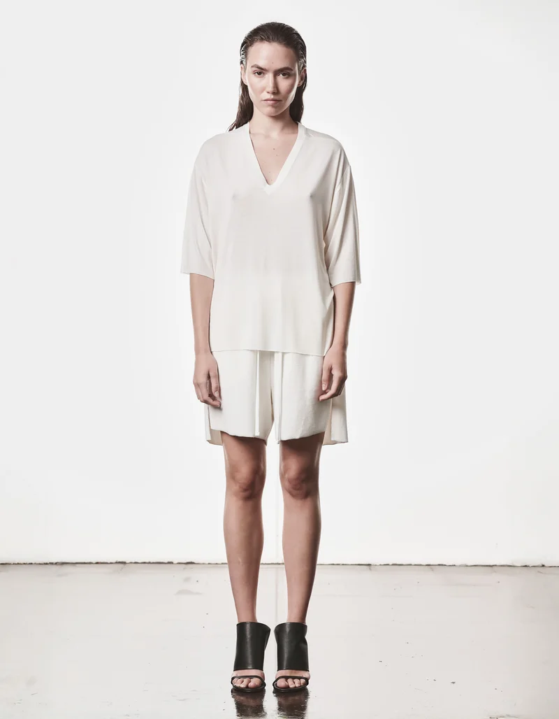 V-Neck T-Shirt Relaxed mit Seidenanteil