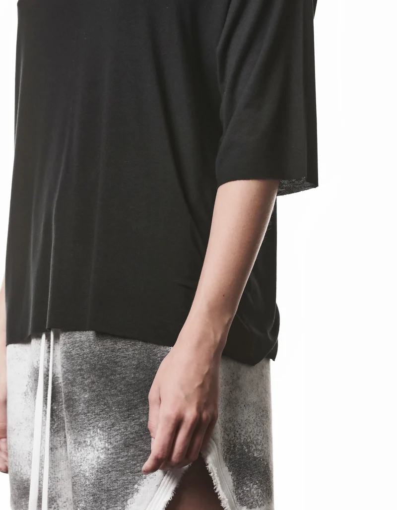 V-Neck T-Shirt Relaxed mit Seidenanteil
