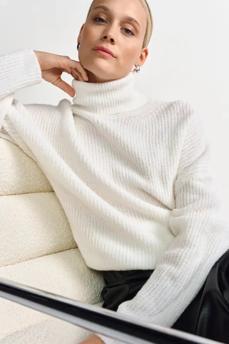Rich Royal Roll Neck Sweatshirt in der Farbe Pearl White