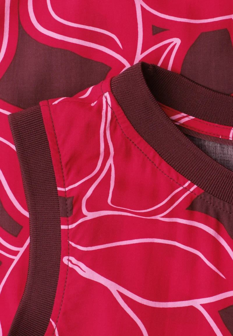 Blousetop w tape detail AOP, salsa red