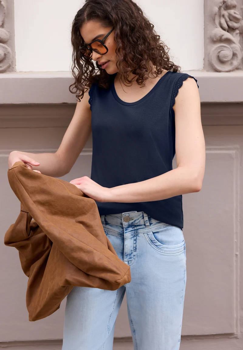 Studio_V-neck top w.lace frill, maritime blue