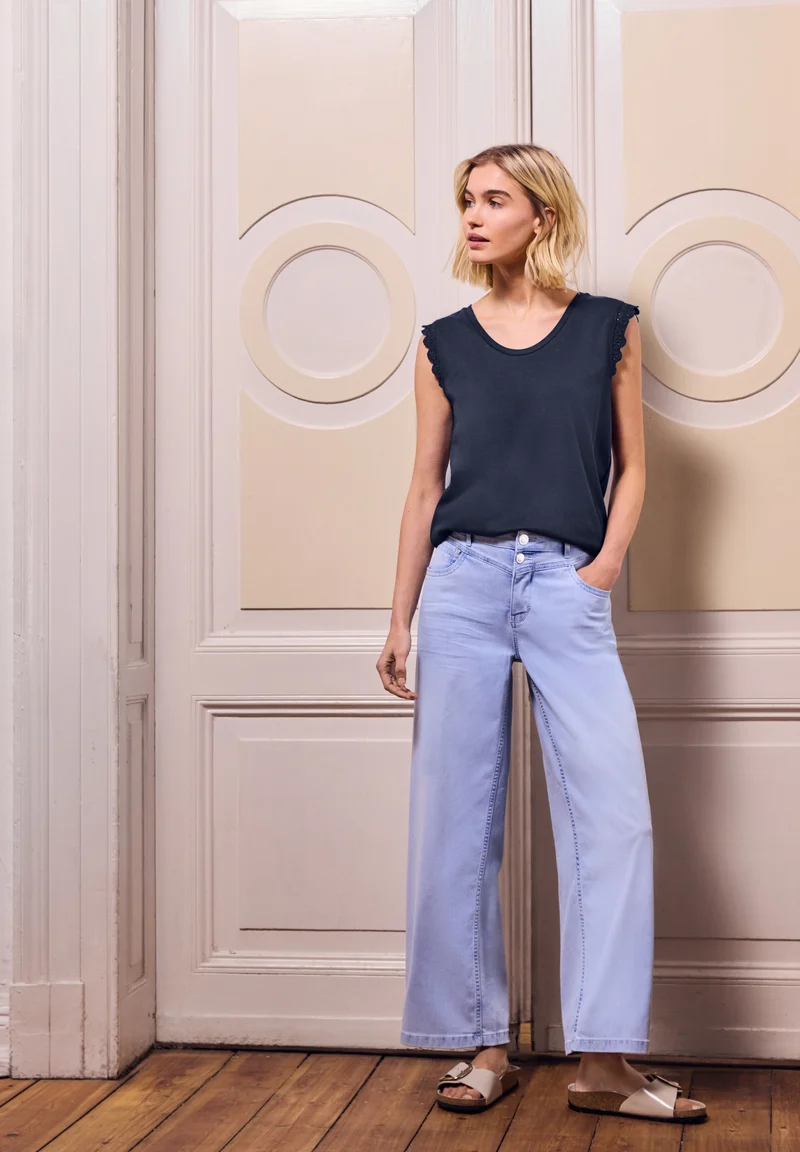 Studio_V-neck top w.lace frill, maritime blue