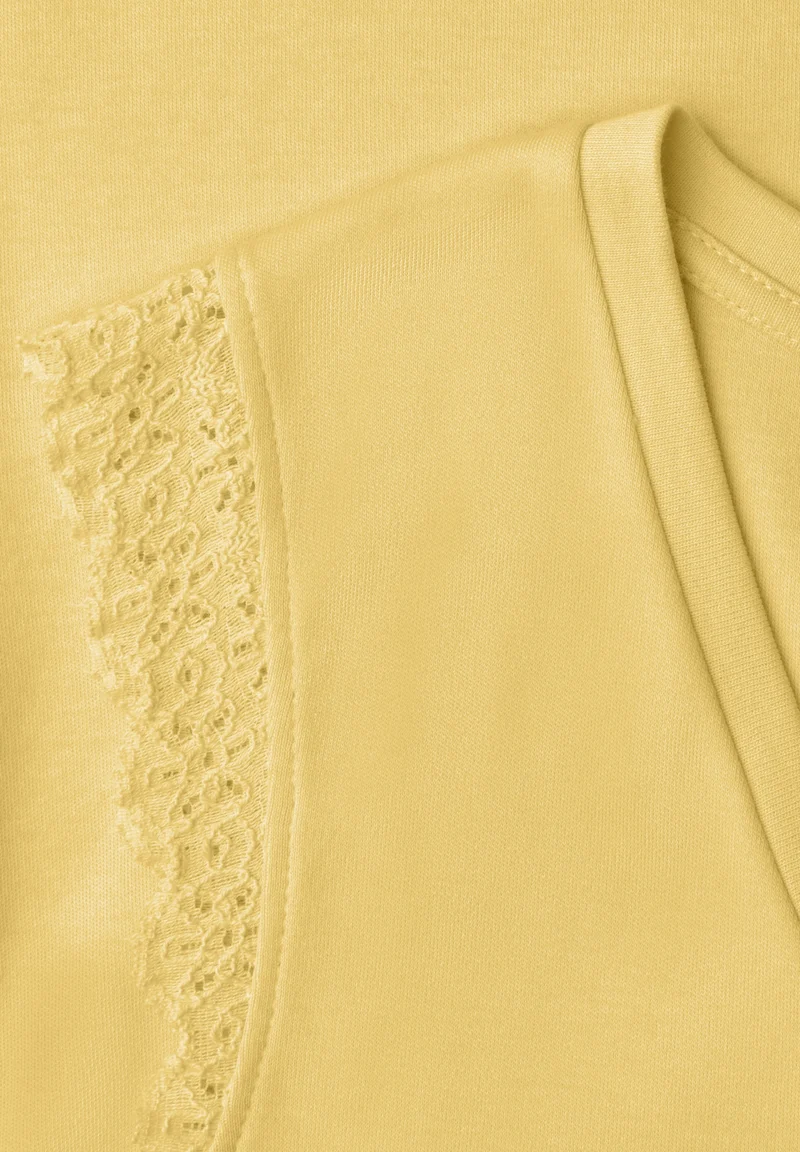 Studio_V-neck top w.lace frill, snap yellow