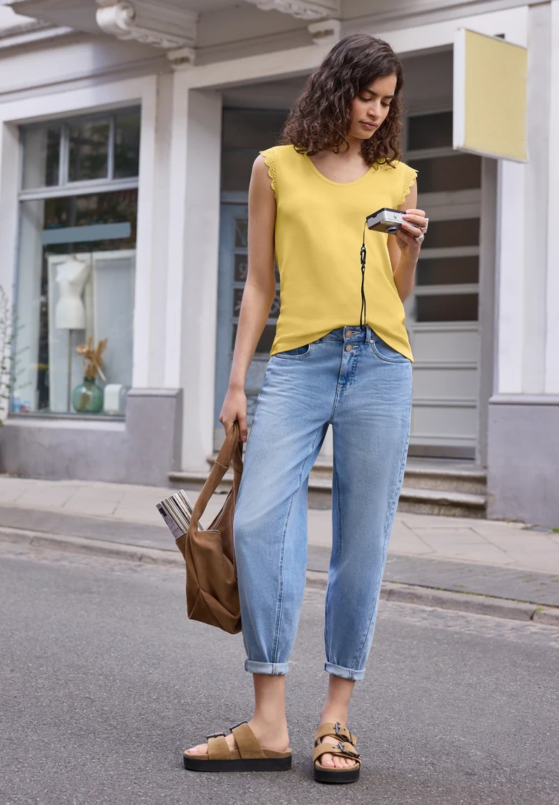 Studio_V-neck top w.lace frill, snap yellow