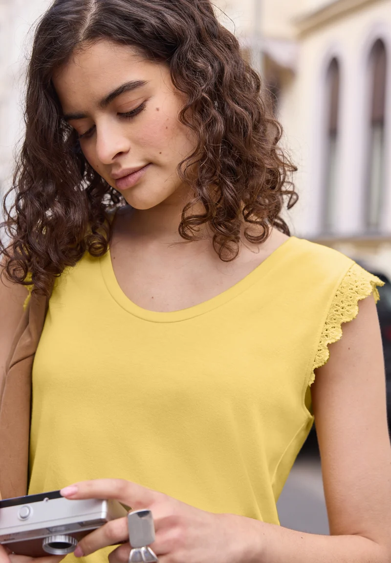 Studio_V-neck top w.lace frill, snap yellow