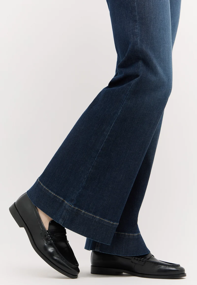 LUNA, dark indigo used