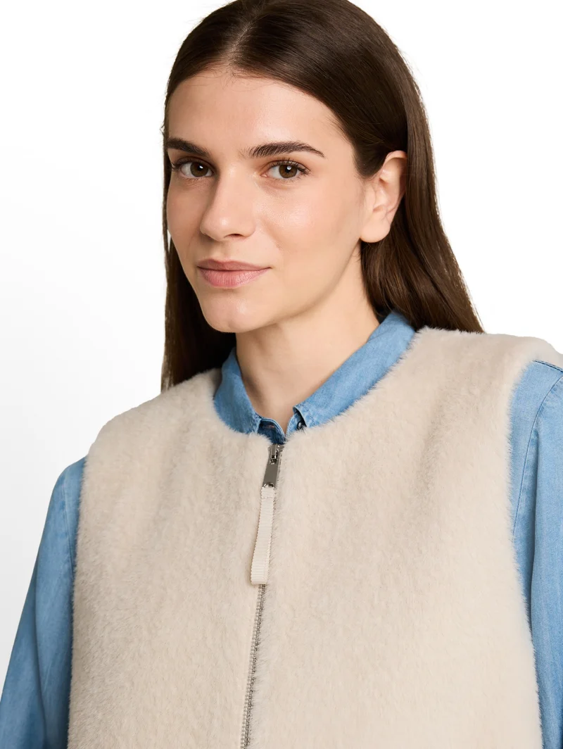 cosy vest, cold beige