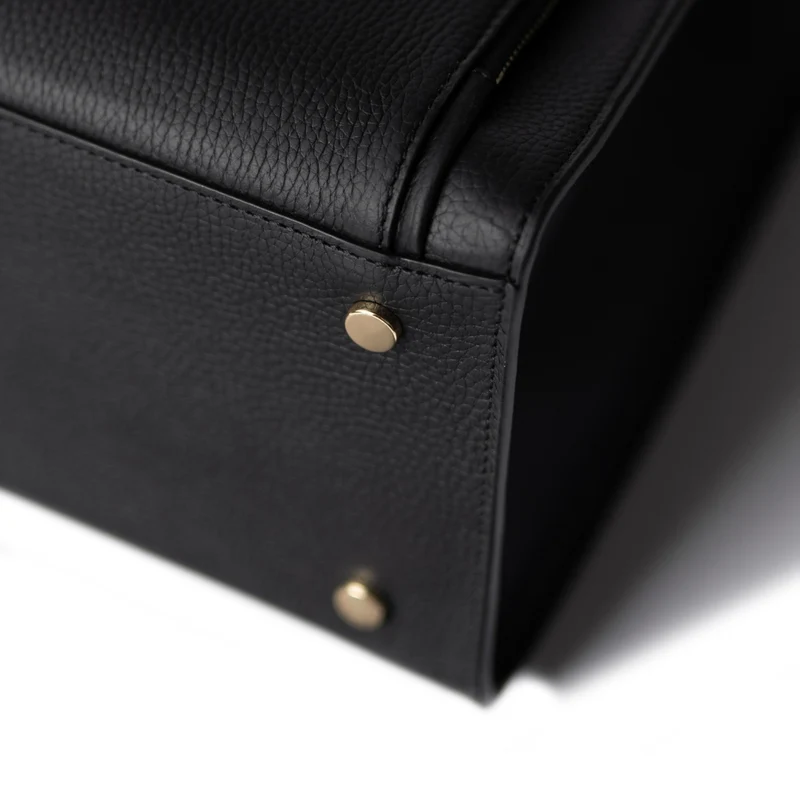 Isabel Bernard Honoré Nadine schwarze Handtasche aus Kalbsleder mit 13-Zoll-Laptopfach IB25110-001-13