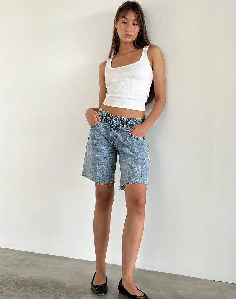 Niedrig geschnittene, geräumige Shorts in Vintage Blue Wash