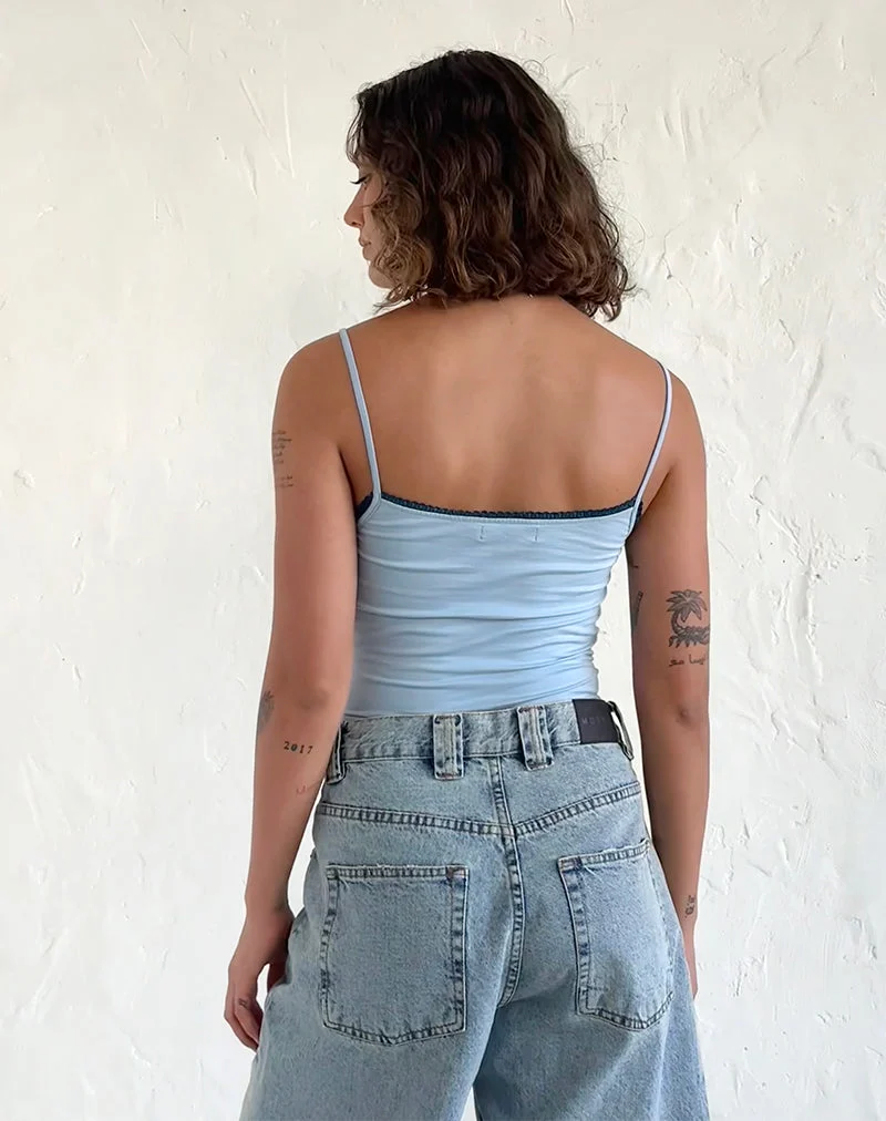 Suna Vest Top in Nantucket Blau mit mineralblauen Besätzen