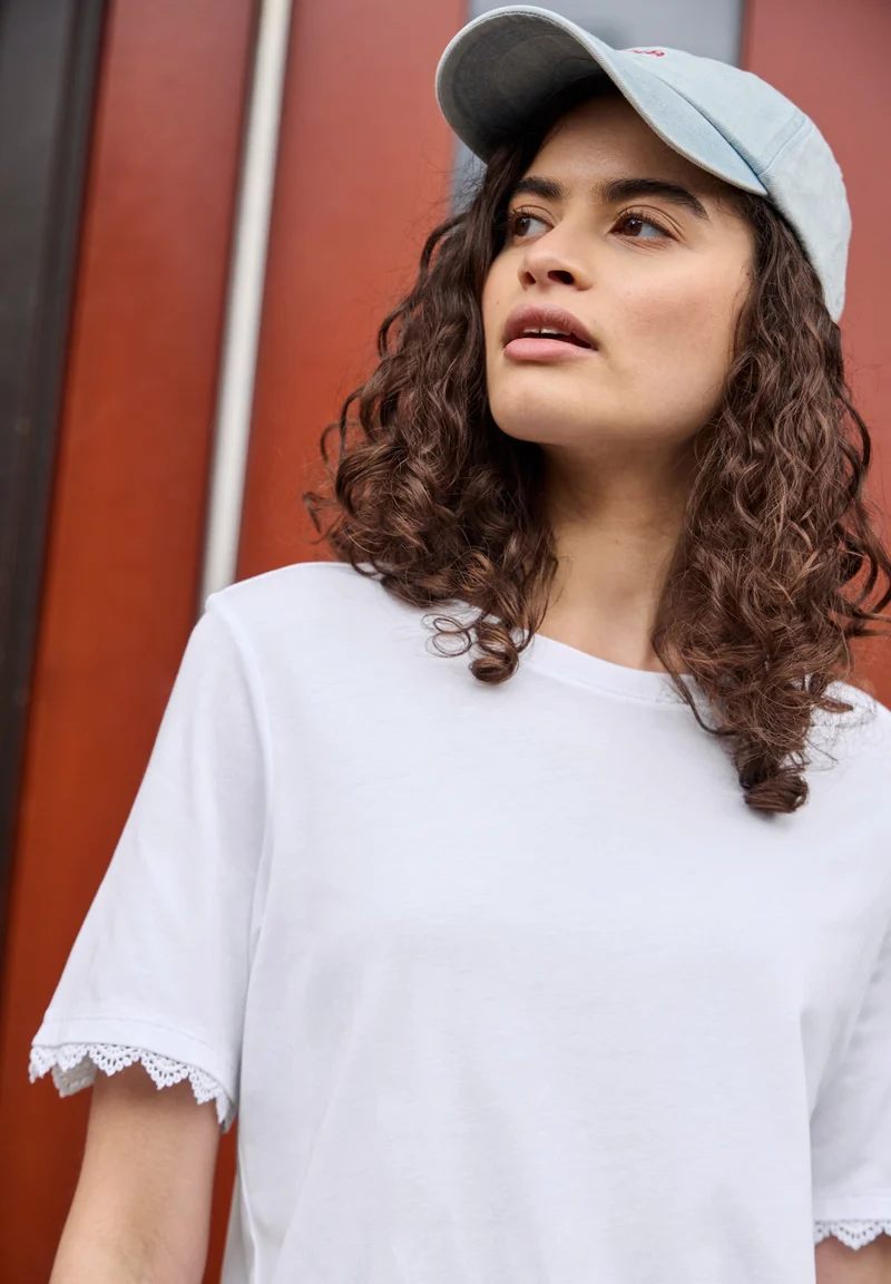Studio_Basic shirt w.crochet c, White