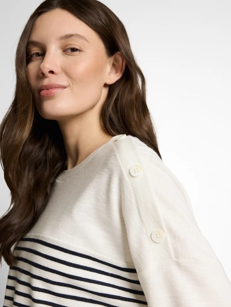 T-shirt shoulder buttons strip, offwhite navy blue stripe