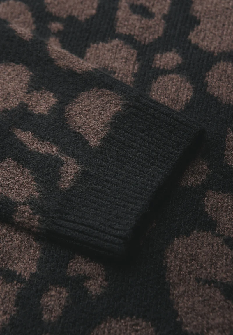 LTD QR Studio_ cosy leo sweate, Black