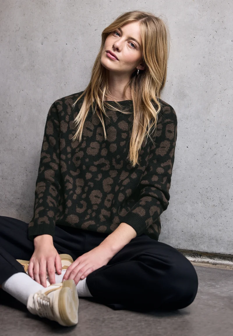 LTD QR Studio_ cosy leo sweate, Black