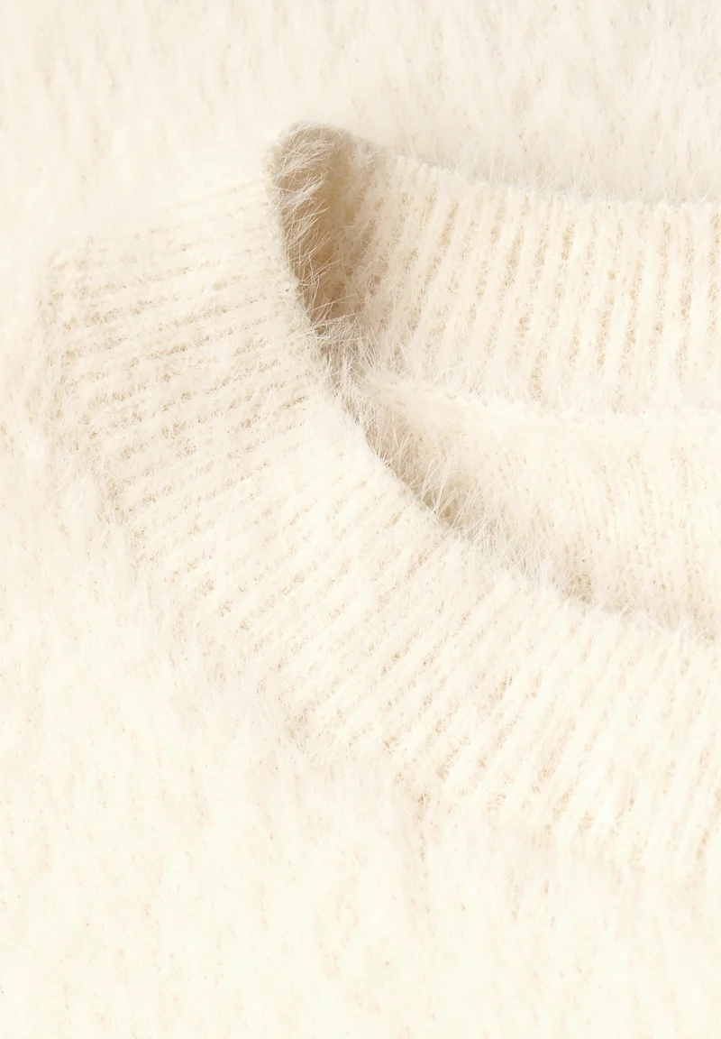 LTD QR Studio_fluffy round nec, soft beige