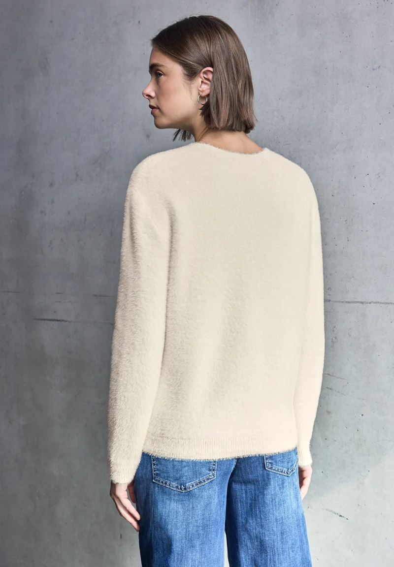 LTD QR Studio_fluffy round nec, soft beige