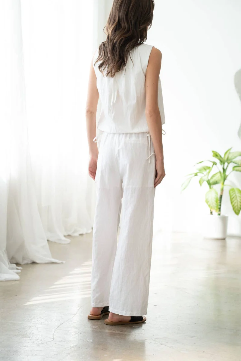 SHIRRED NECK DETAILED DOUBLE-TIE TOP: White / Contemporary / L