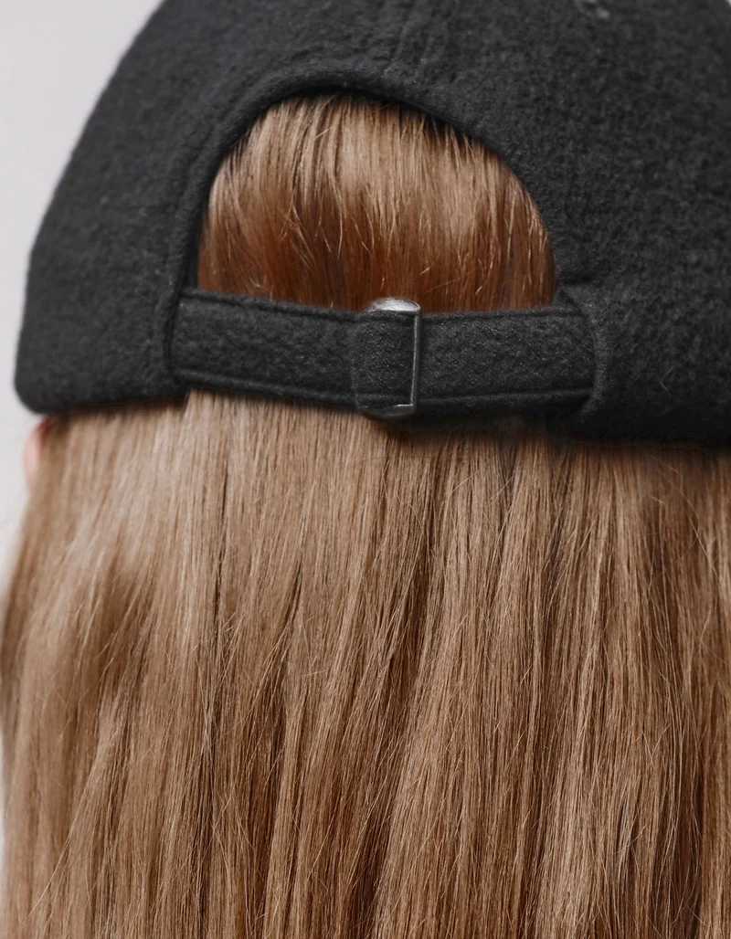 Woll-Cap mit Stickerei