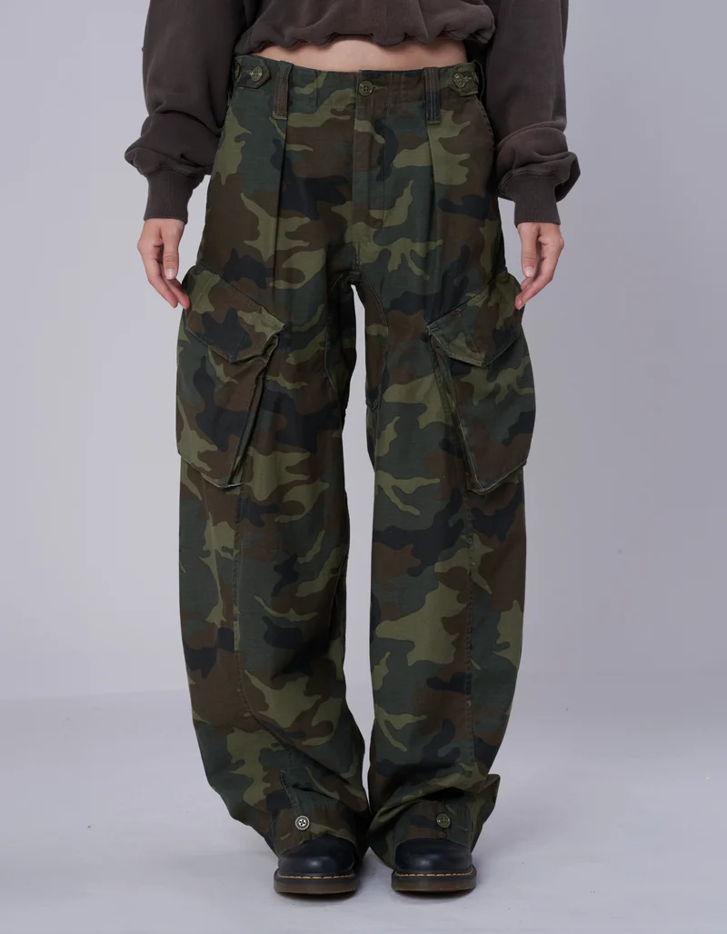 Barrel-Cargohose Jeans mit Camouflage-Musterung