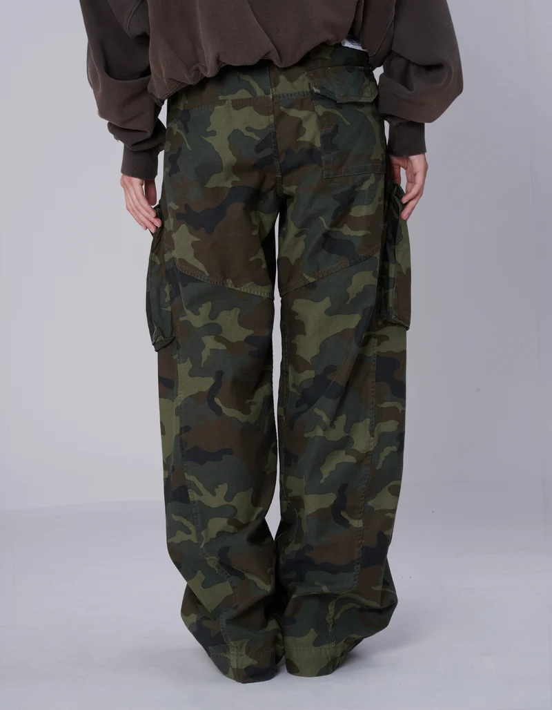 Barrel-Cargohose Jeans mit Camouflage-Musterung