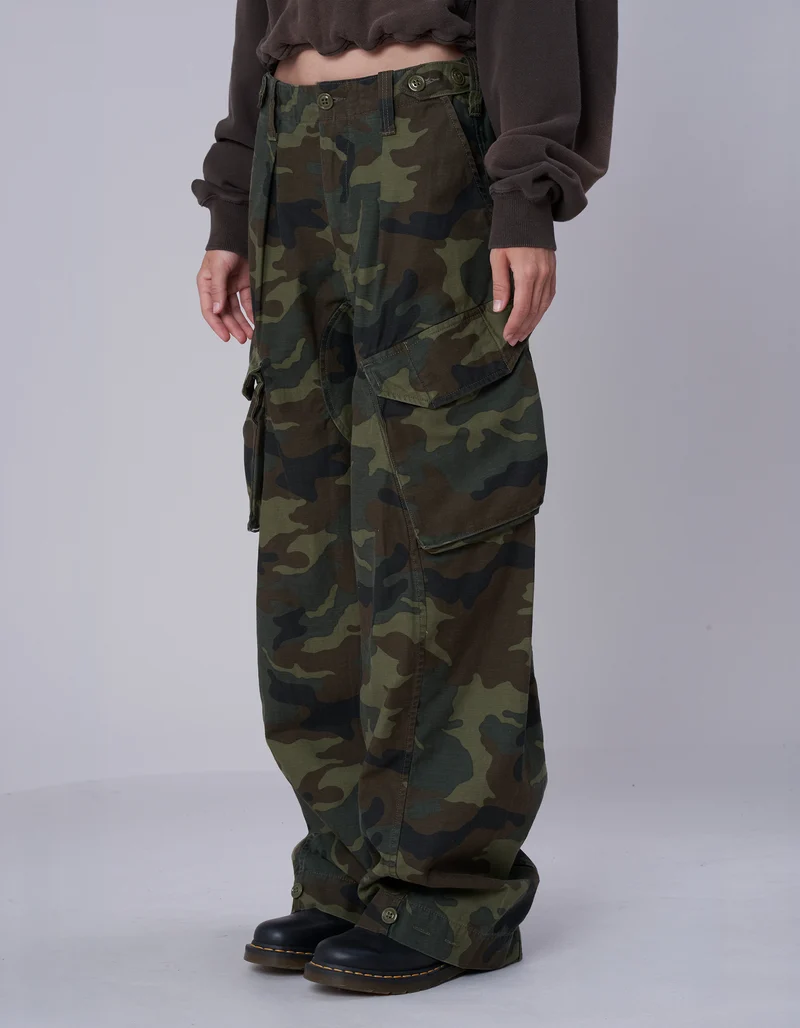 Barrel-Cargohose Jeans mit Camouflage-Musterung