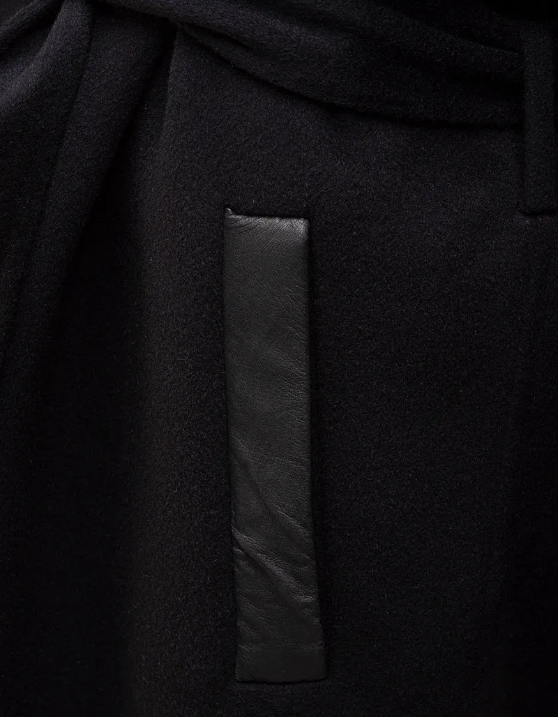 Woll-Kaschmir-Mantel mit Bindegürtel und Leder-Details