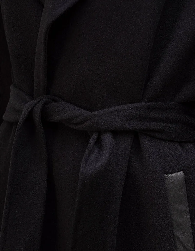 Woll-Kaschmir-Mantel mit Bindegürtel und Leder-Details