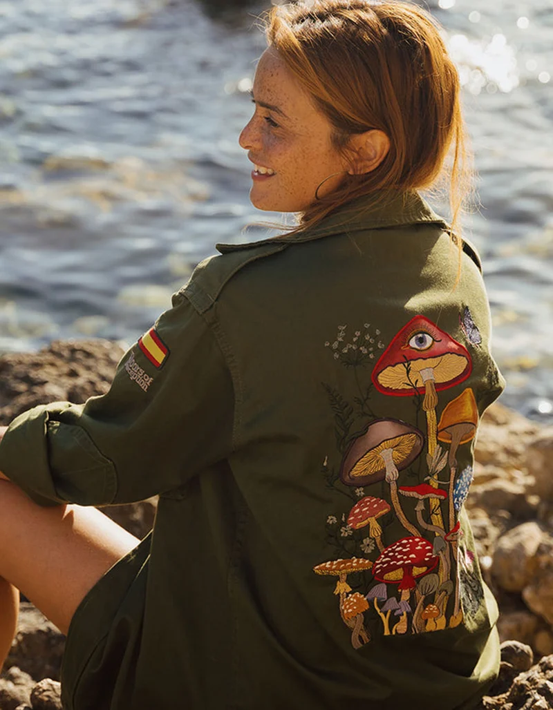 Bestickte Military-Jacke Mushroom im Vintage-Stil