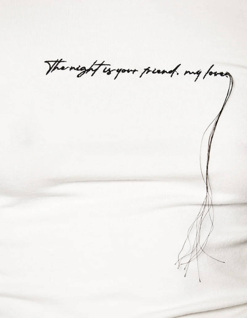 Longsleeve mit besticktem Wording und Faden-Detail