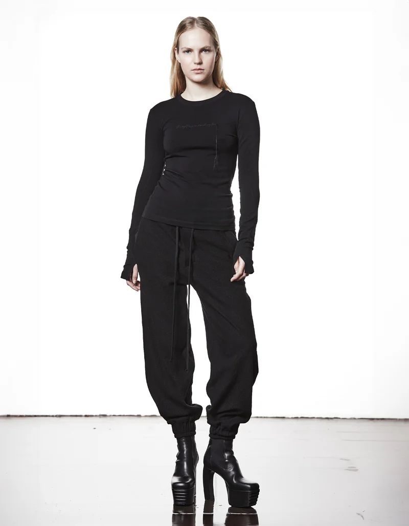 Longsleeve mit besticktem Wording und Faden-Detail