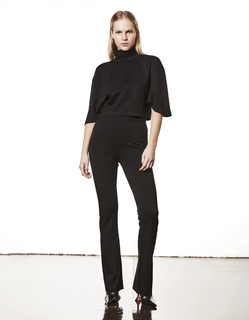 Flare-Leg Slim-Fit Hose mit rückseitigem Reißverschluss