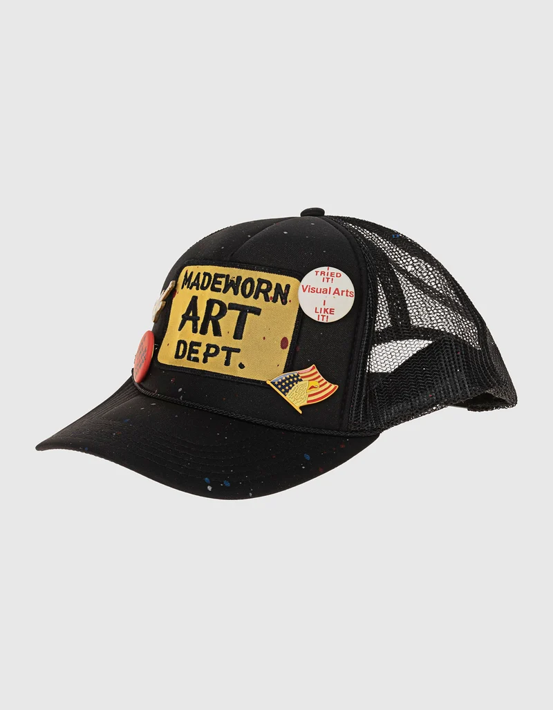 Bestickte Cap mit Buttons und Farbklecksen
