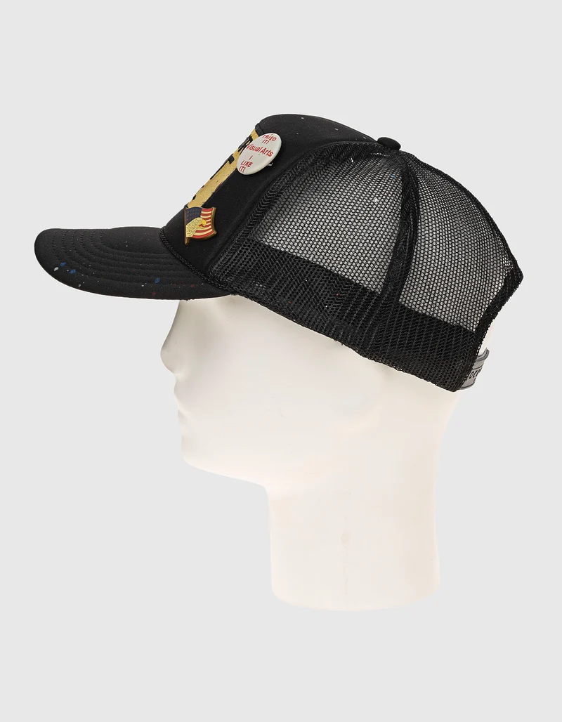 Bestickte Cap mit Buttons und Farbklecksen