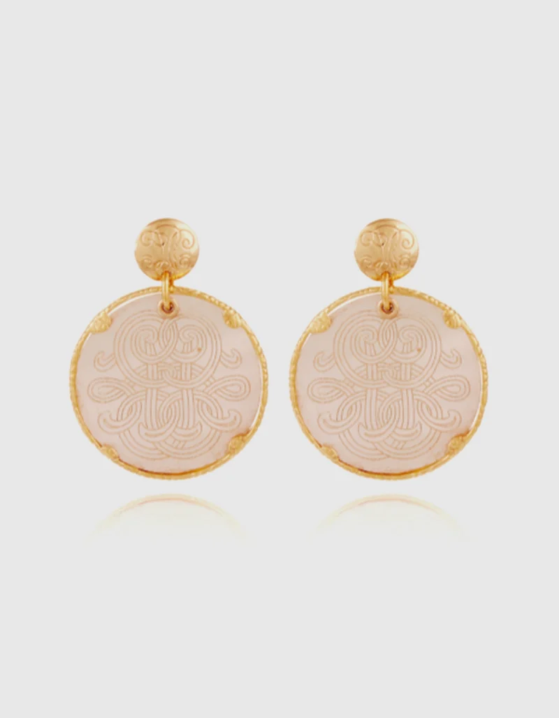 Vergoldete Ohrringe Sun Diva mit gravierten Perlmutt-Medallions