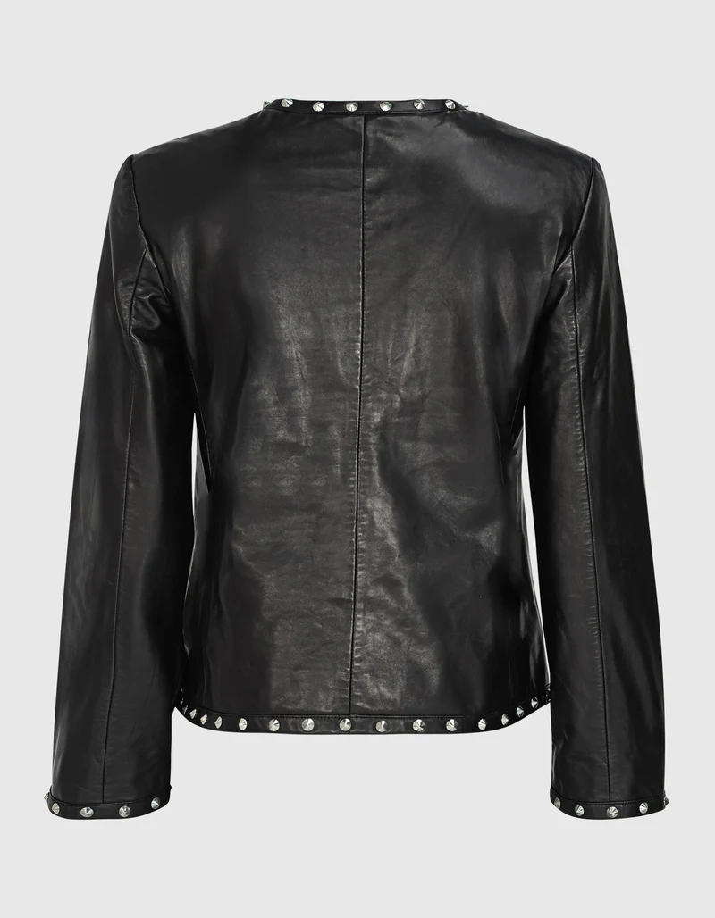 Lederjacke mit Nieten und verzierten Knöpfen