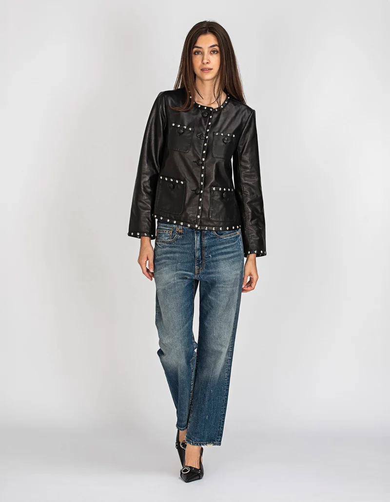 Lederjacke mit Nieten und verzierten Knöpfen