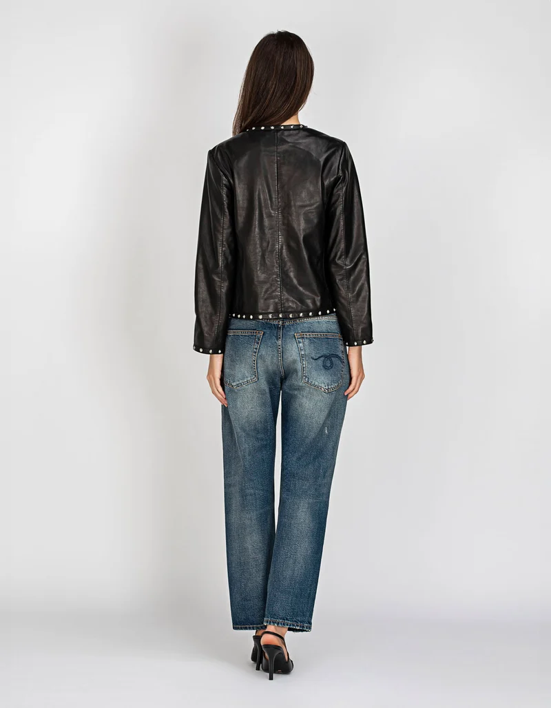 Lederjacke mit Nieten und verzierten Knöpfen