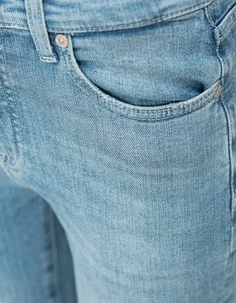 Washed-Out Skinny Jeans Bloom