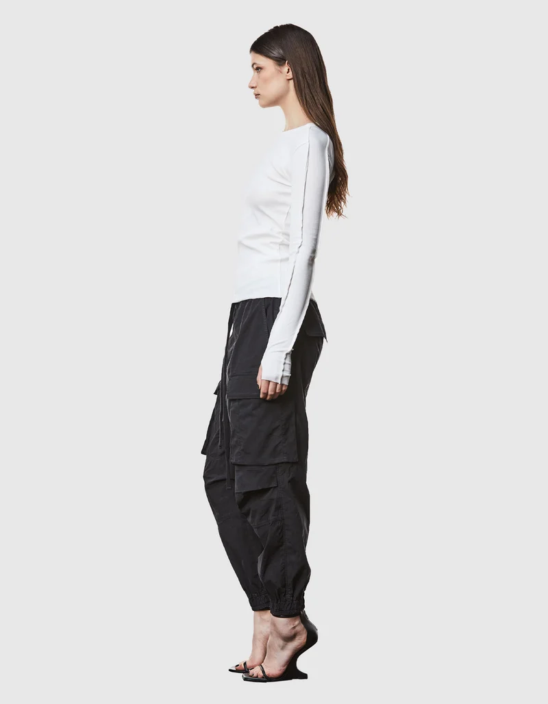 Geripptes Longsleeve mit Rundhalsausschnitt