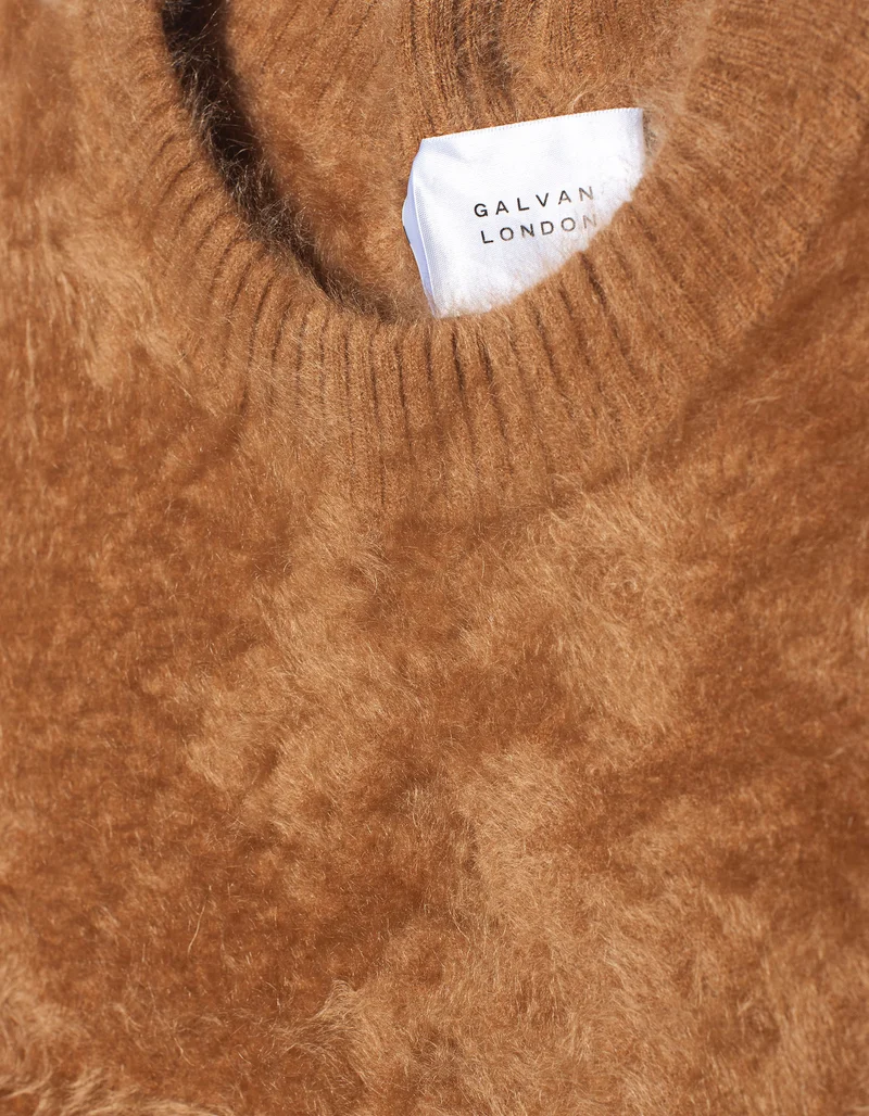 Fuzzy-Kaschmir-Pullover und dekorativen Knöpfen