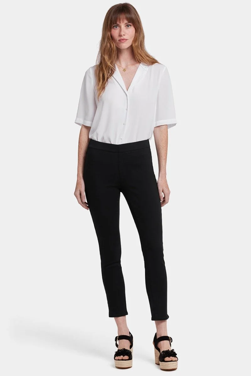 Ami Skinny Ankle Pull-On Jeans in Soft-Contour Denim™ mit Seitenschlitzen | Overdye Black