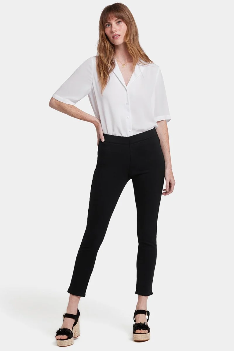 Ami Skinny Ankle Pull-On Jeans in Soft-Contour Denim™ mit Seitenschlitzen | Overdye Black