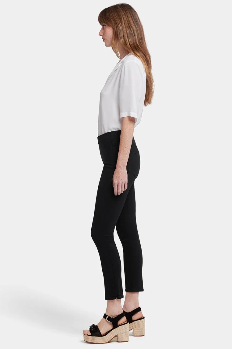 Ami Skinny Ankle Pull-On Jeans in Soft-Contour Denim™ mit Seitenschlitzen | Overdye Black