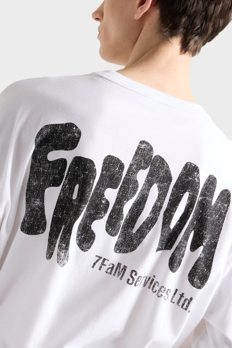 LONG SLEEVE GRAPHIC TEE in Free White