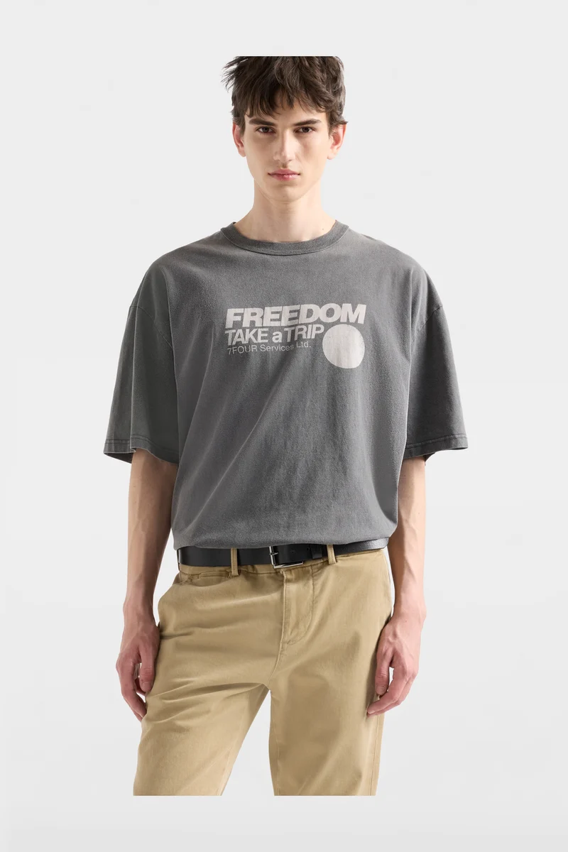 SHORT SLEEVE GRAPHIC TEE in Trip Grey