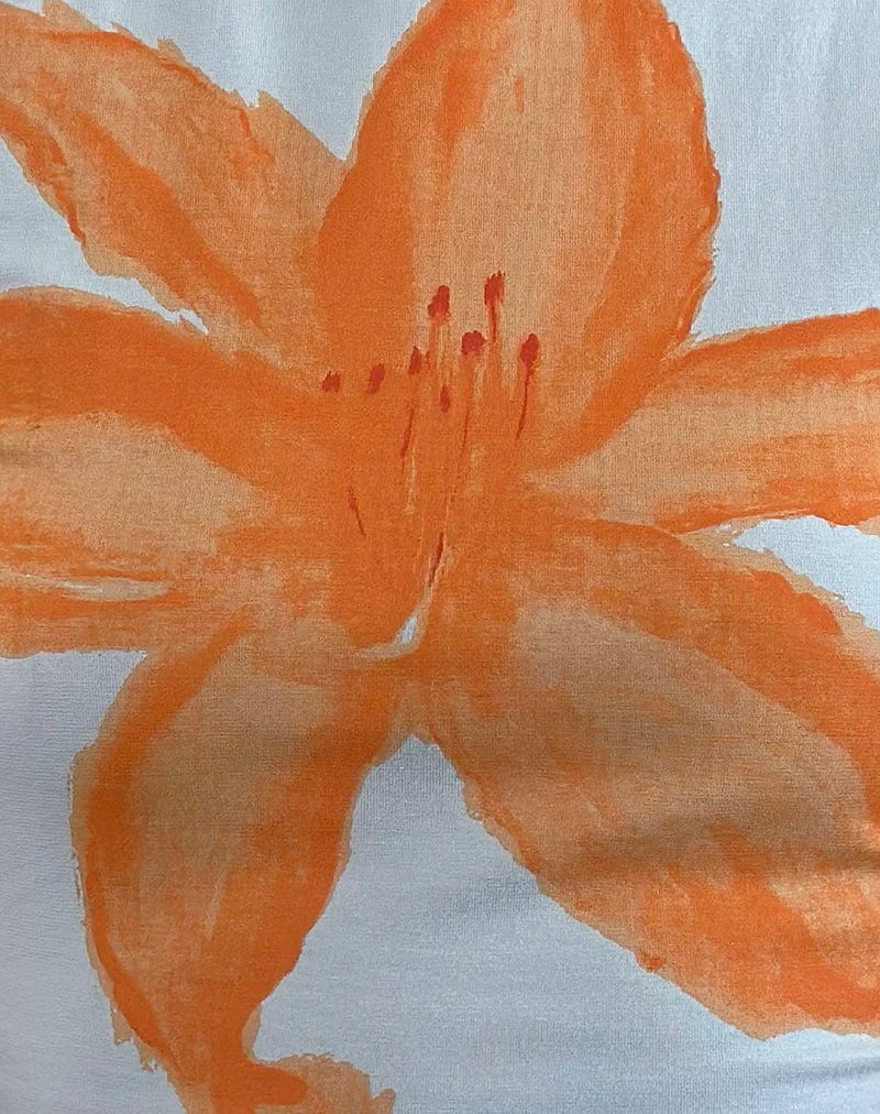 Tiona Tee in Blau mit Orange gemalter Blume