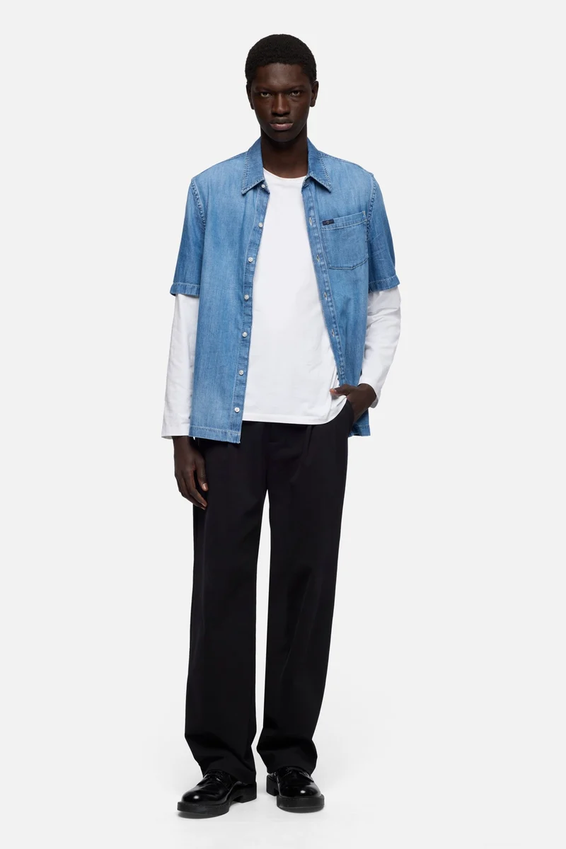 SHORT SLEEVE BUTTON UP SHIRT in Denim Gold River